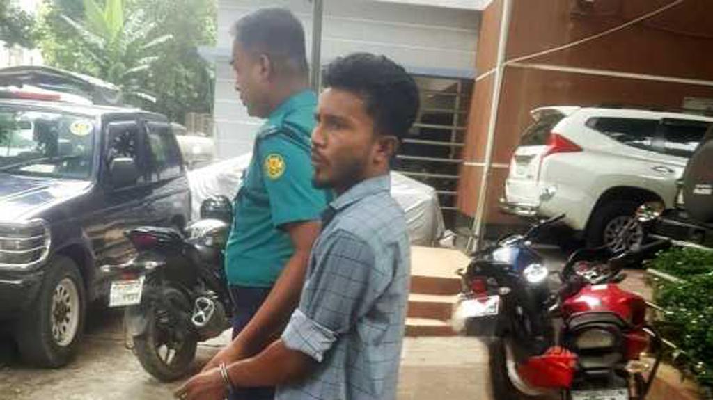 ৩২ নম্বরে ফুল দিতে যাওয়া রিকশাচালক আজিজুরের জামিন, মুক্তিতে বাধা নেই