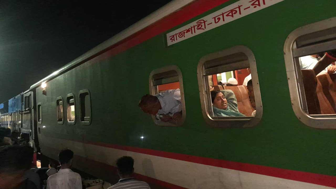 গাজীপুরে পদ্মা এক্সপ্রেস ট্রেন লাইনচ্যুত, উত্তরের সঙ্গে ঢাকা যোগাযোগ বন্ধ