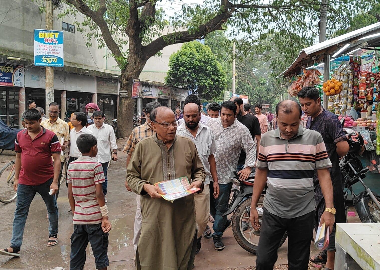 বিএনপির ৩১ দফা বাস্তবায়নে চাঁপাইনবাবগঞ্জে লিফলেট বিতরণ