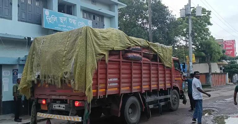 হিলি স্থলবন্দর দিয়ে ভারত থেকে আবারও কাঁচা মরিচ আমদানি শুরু