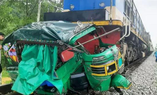 কক্সবাজারে ট্রেনের ধাক্কায় অটোরিকশার চালকসহ ৫ জনের মৃত্যু