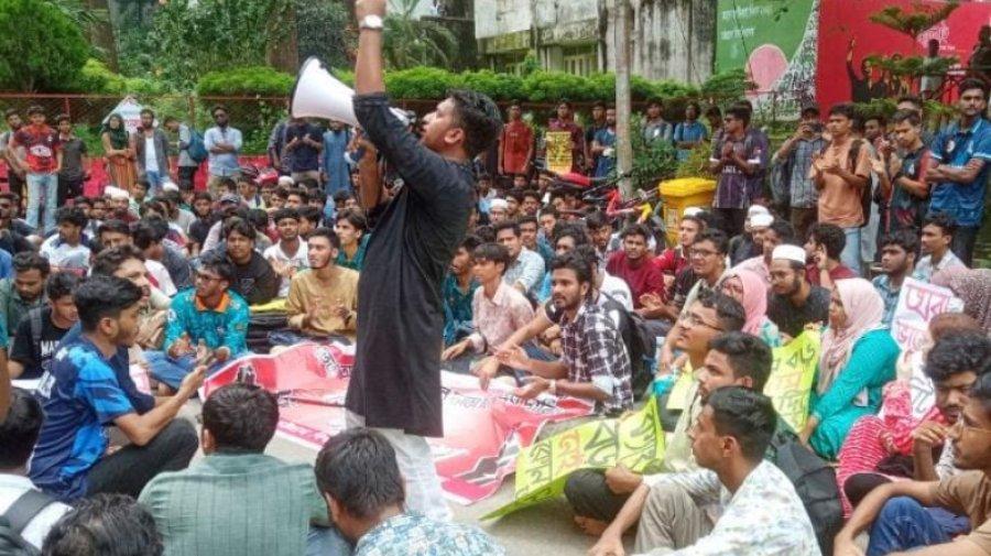 আবাসন সংকটে উত্তাল চবি, প্রশাসনিক ভবনে তালা ঝুলালো শিক্ষার্থীরা